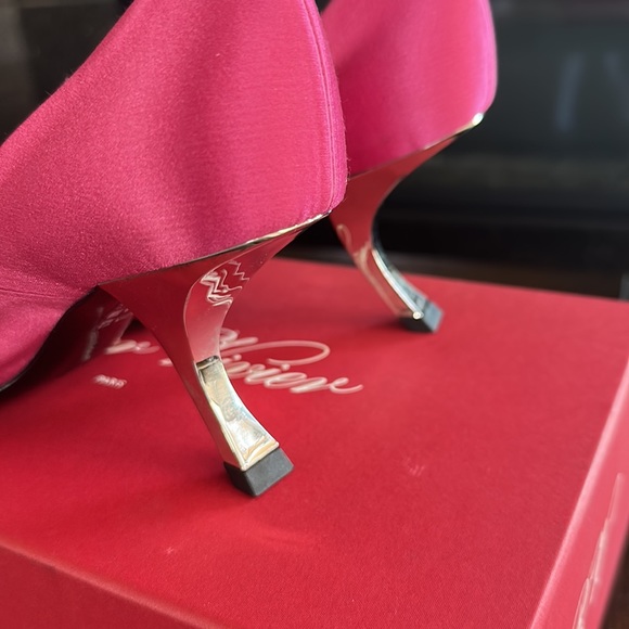 Brand new comes with box Roger Vivier pink satin heels with the famous heels - Picture 2 of 6